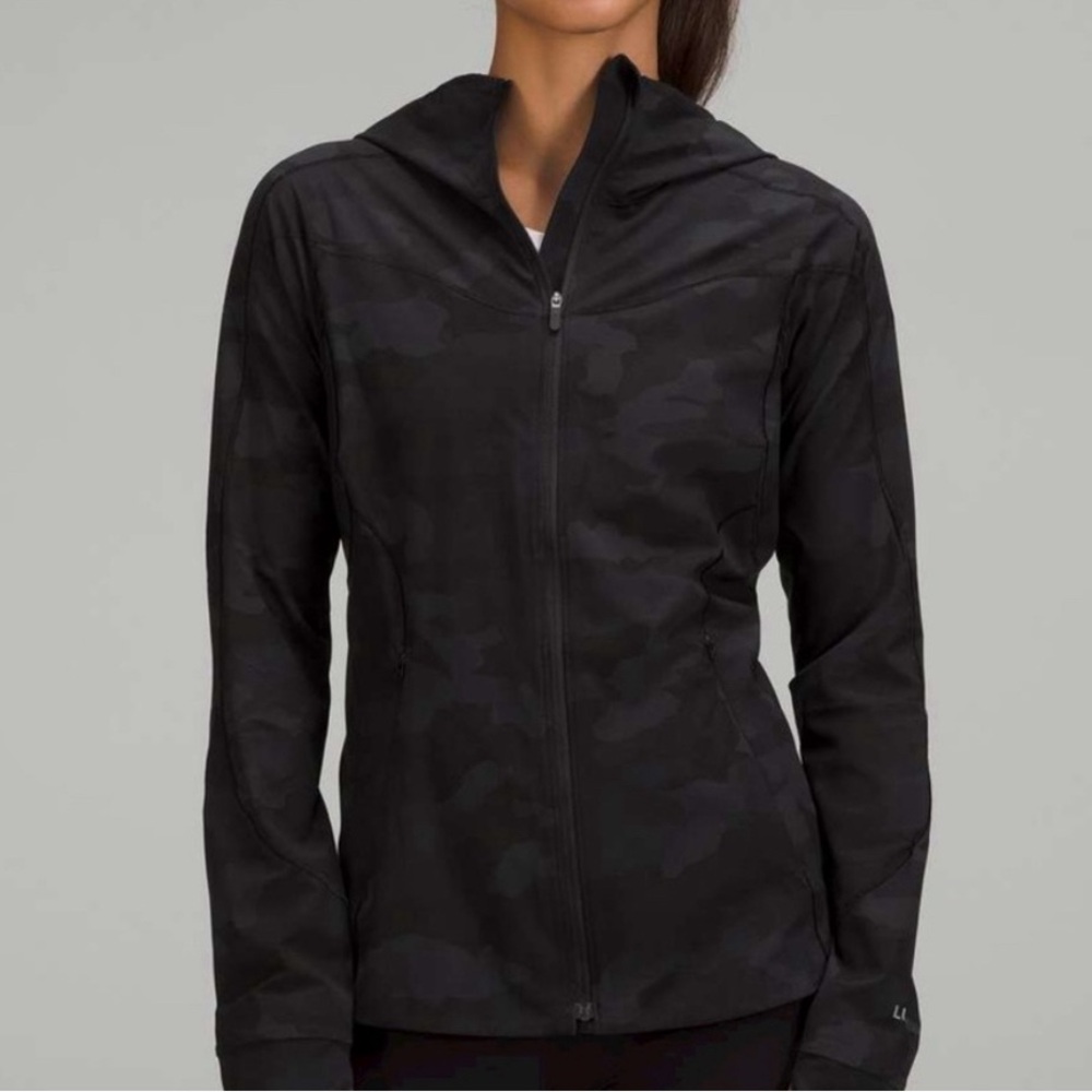 Lululemon Mist Over Windbreaker Jacket Size 8 EUC black camouflage print
